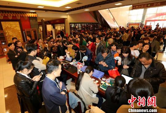 2017中国·花园红木家具展销会,人潮涌动 王江红 摄